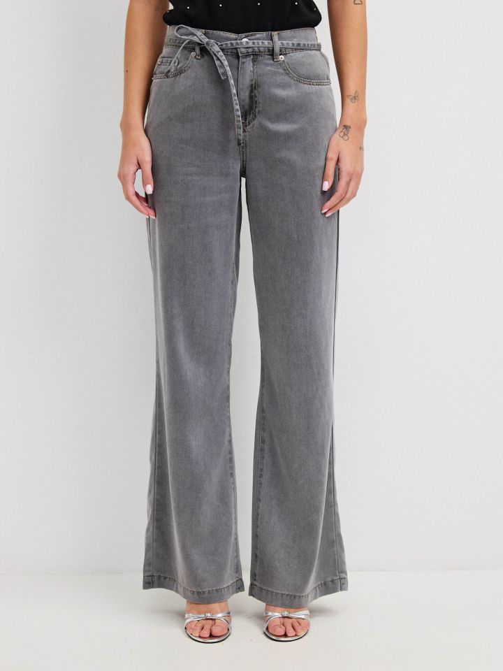 מכנסיים ג’ינס חגורה בצבע ג’ינס אפור