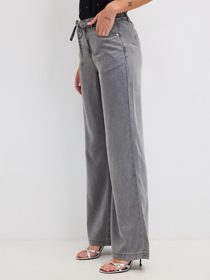 מכנסיים ג’ינס חגורה בצבע ג’ינס אפור