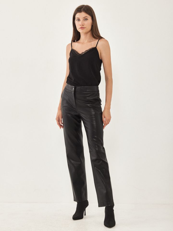 מכנסי דמוי עור בצבע שחור