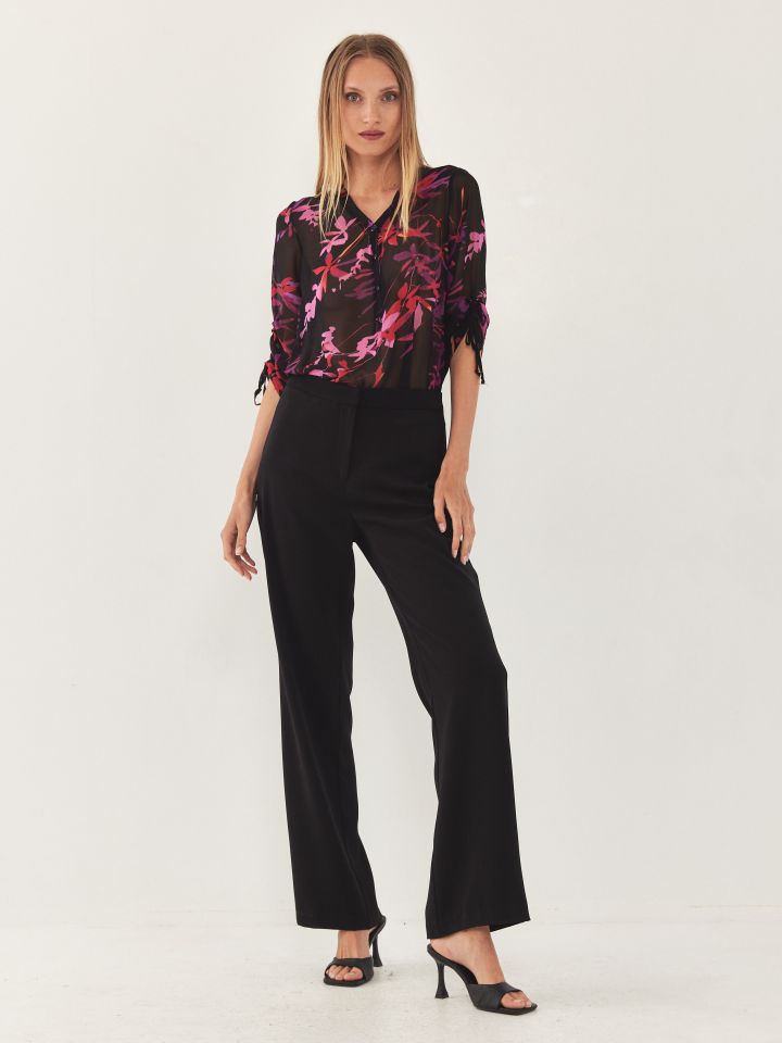 מכנסי כיסים בחגורה בצבע שחור