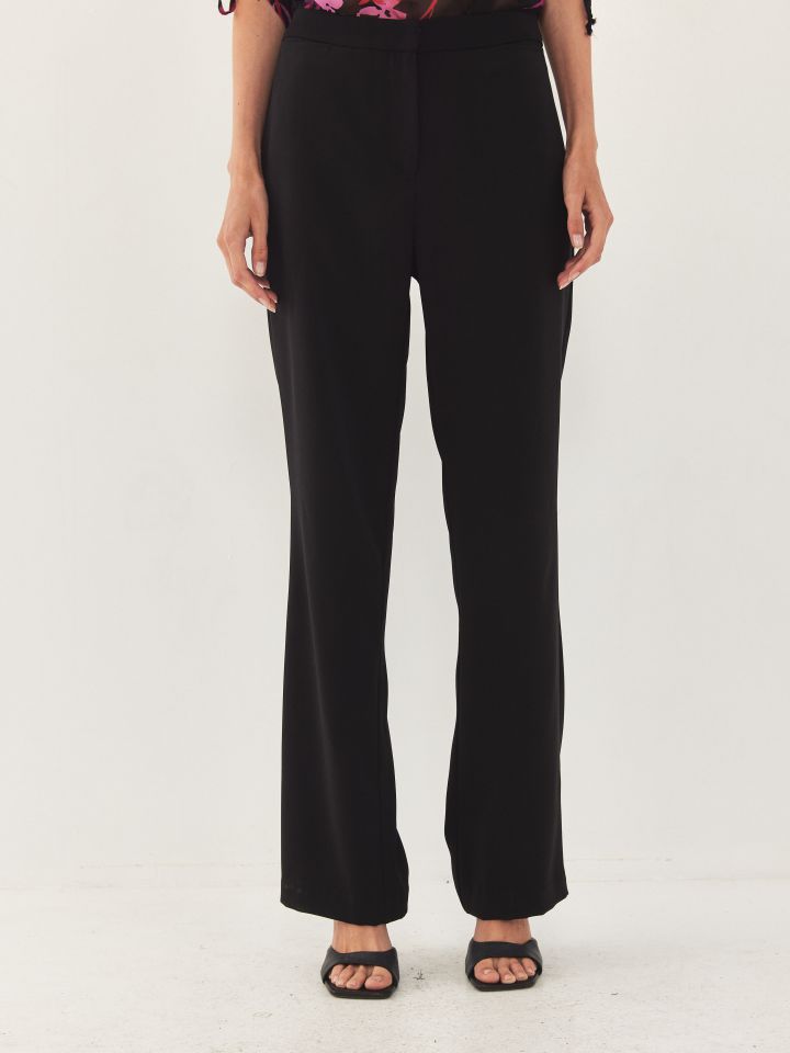 מכנסי כיסים בחגורה בצבע שחור