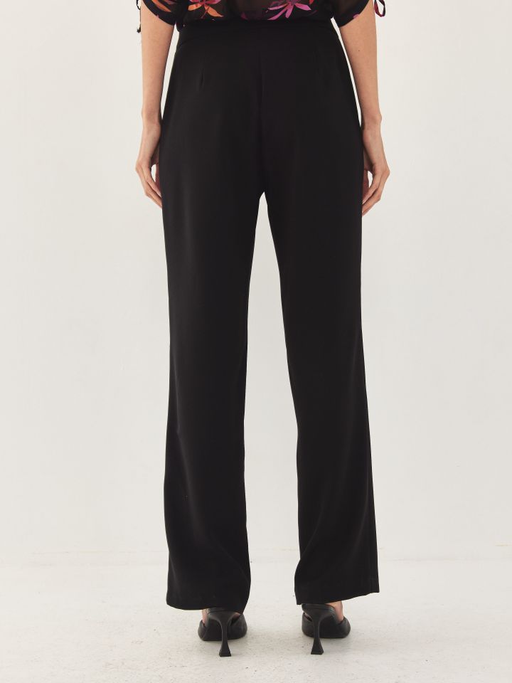 מכנסי כיסים בחגורה בצבע שחור