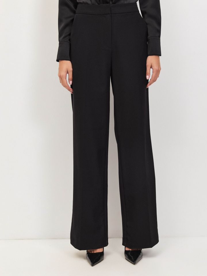 מכנסיים מתרחבים LIAT בצבע שחור