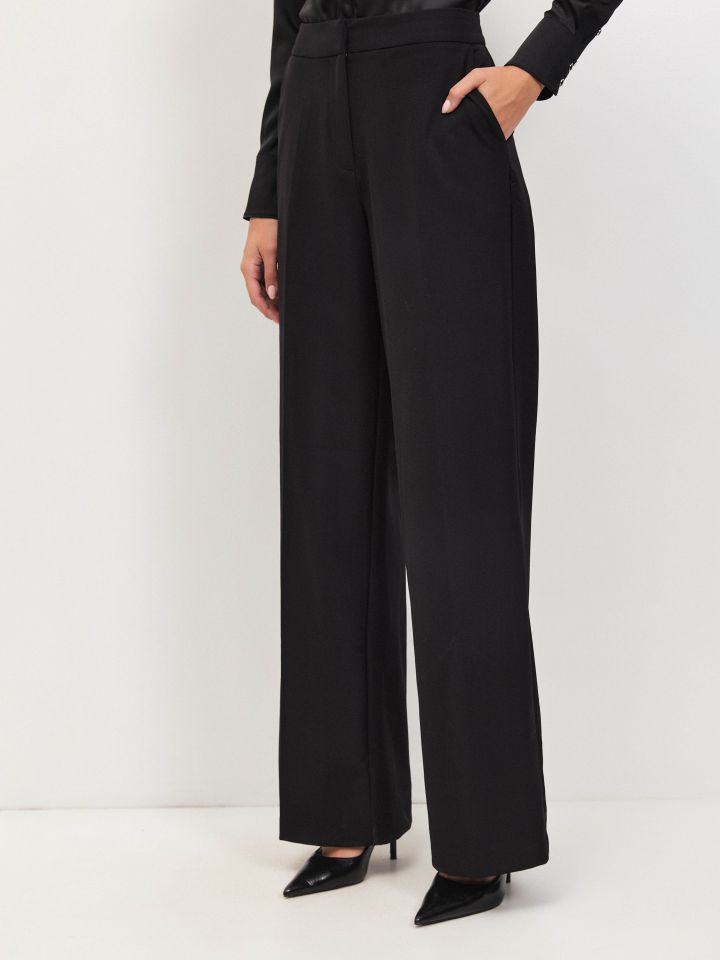 מכנסיים מתרחבים LIAT בצבע שחור