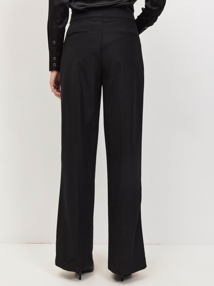 מכנסיים מתרחבים LIAT בצבע שחור