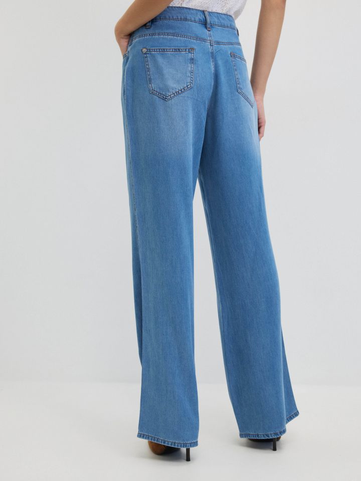 מכנסים ג’ינס טנסל בצבע ג’ינס בהיר