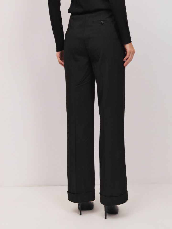 מכנסיים כיסי צד נירווירים בצבע שחור