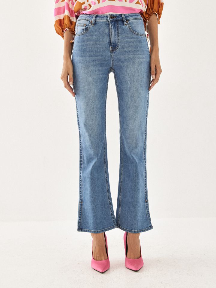 מכנסי ג’ינס שליץ צד בצבע ג’ינס בהיר