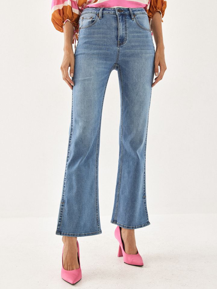 מכנסי ג’ינס שליץ צד בצבע ג’ינס בהיר