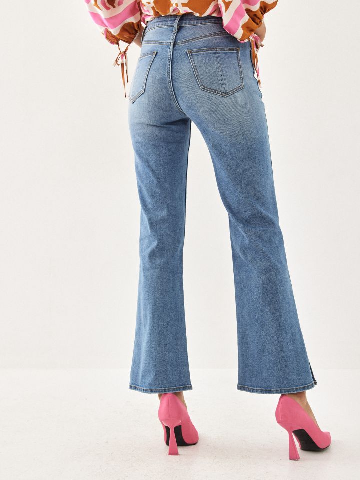 מכנסי ג’ינס שליץ צד בצבע ג’ינס בהיר