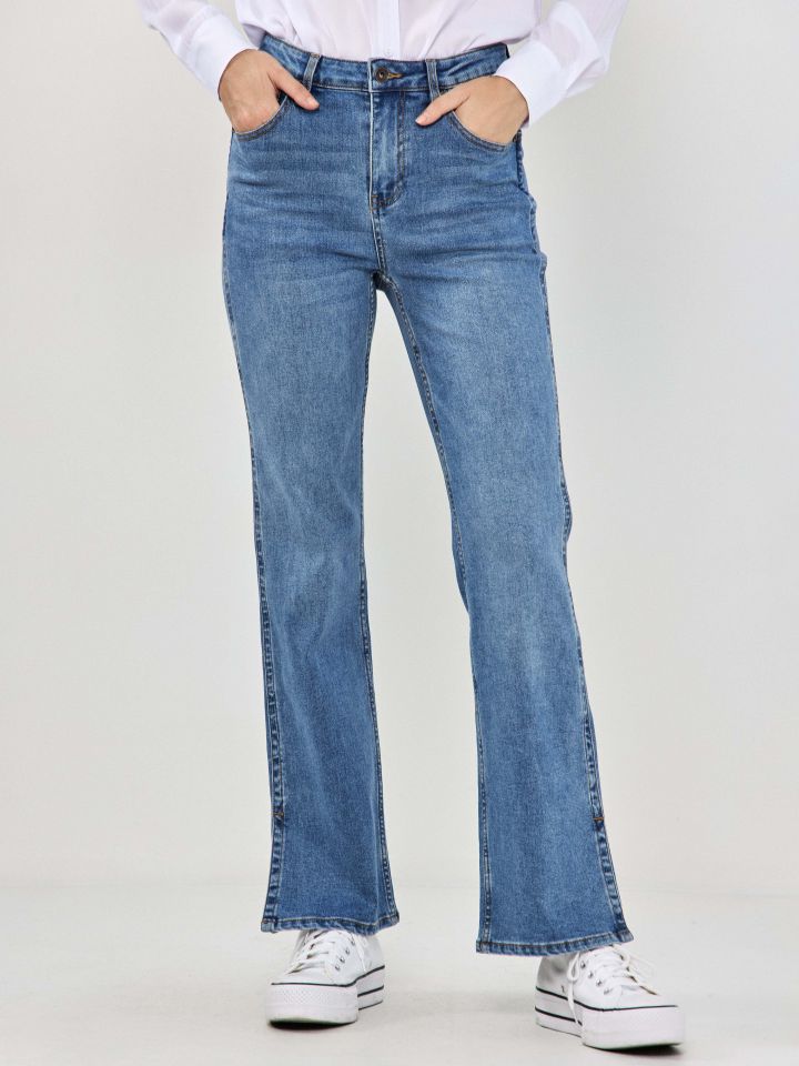 מכנסיים ג’ינס שליץ צד PROMO בצבע ג’ינס בהיר