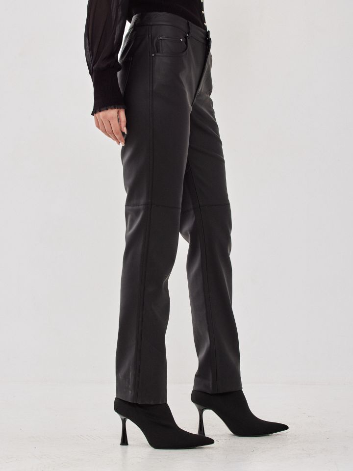 מכנסי דמוי עור כיסים בצבע שחור