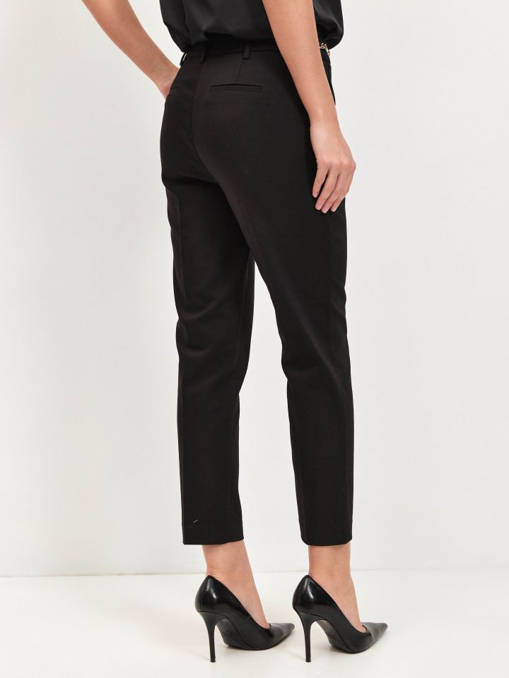 מכנסיים 7/8 אבזמים בצבע שחור