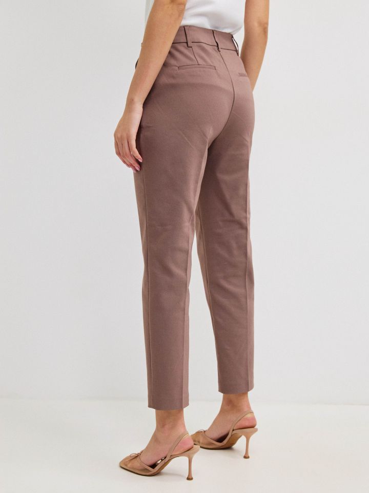 מכנסיים 7/8 אבזמים בצבע שוקו