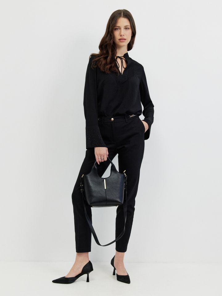 מכנסיים 7/8 אבזמים בצבע שחור