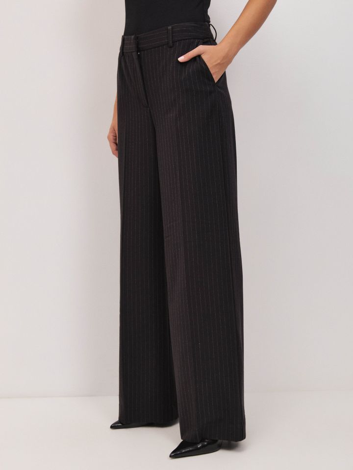 מכנסיים פסים מתרחב בצבע שחור