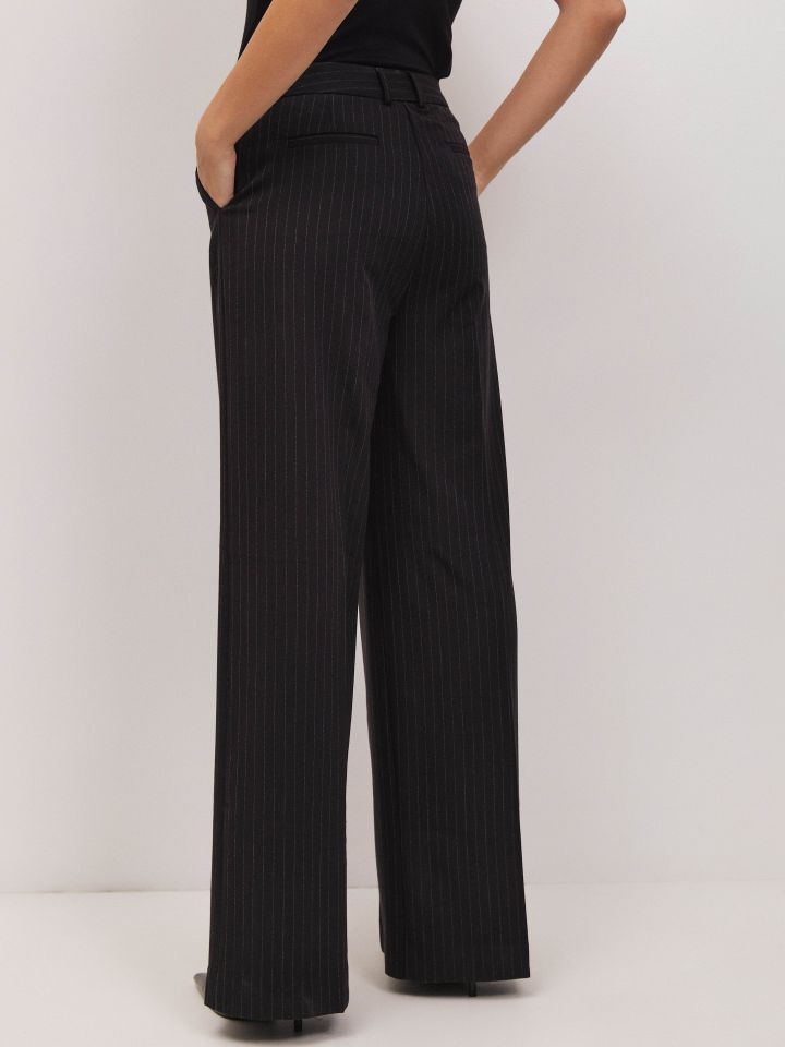 מכנסיים פסים מתרחב בצבע שחור