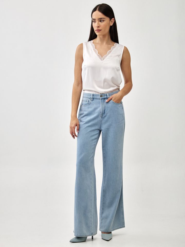 מכנסיים ג’ינס דיאגונל בצבע ג’ינס בהיר