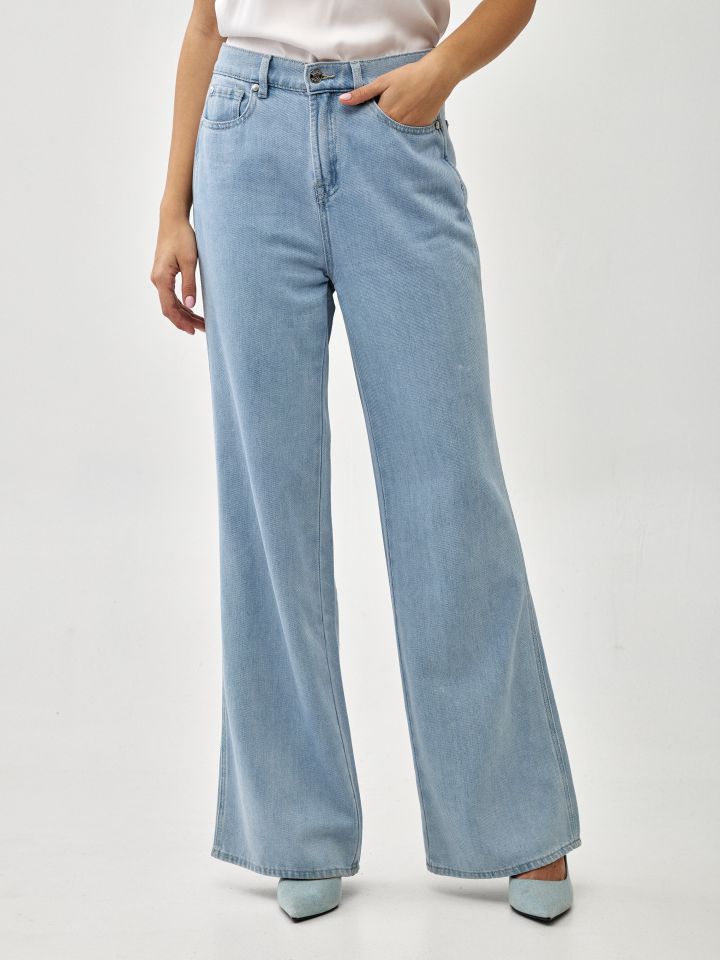 מכנסיים ג’ינס דיאגונל בצבע ג’ינס בהיר