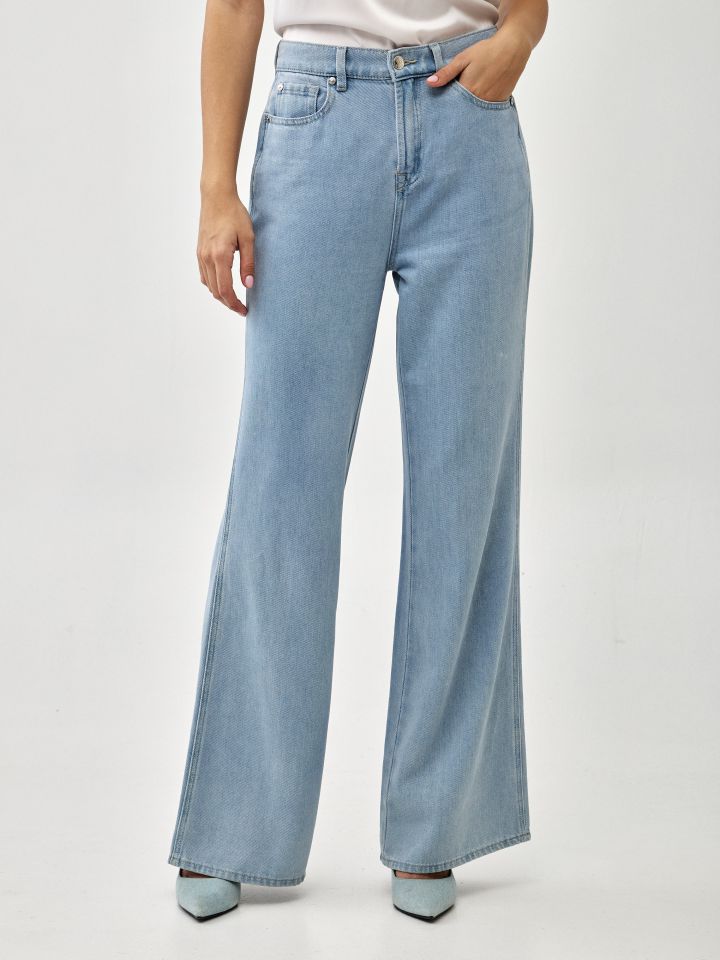 מכנסיים ג’ינס דיאגונל בצבע ג’ינס בהיר