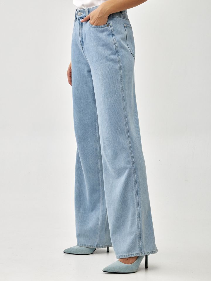 מכנסיים ג’ינס דיאגונל בצבע ג’ינס בהיר