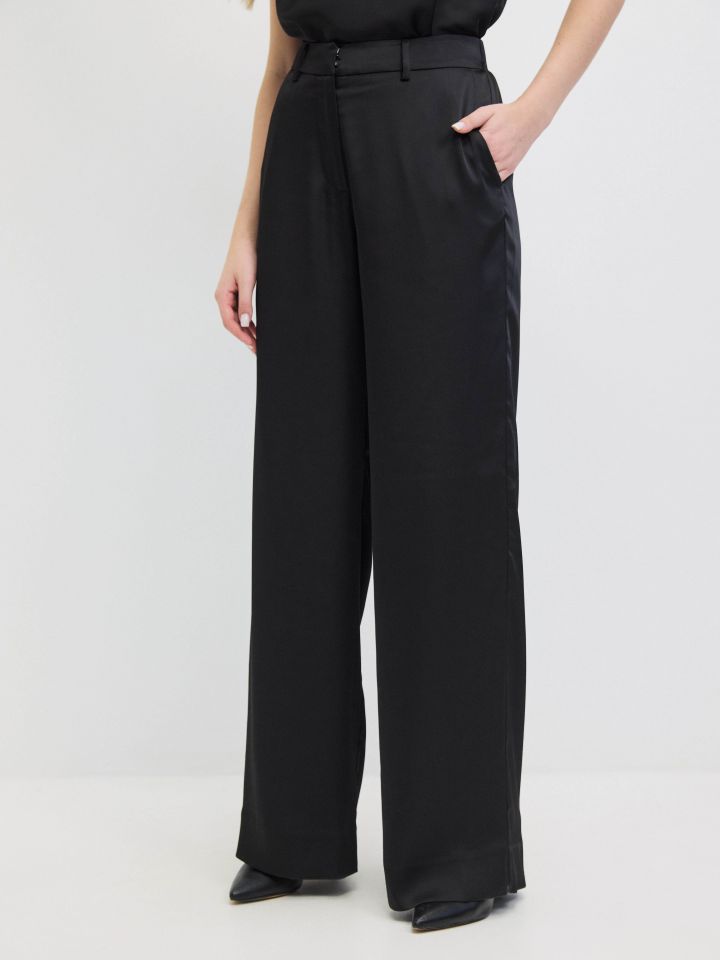 מכנסיים סטן בצבע שחור