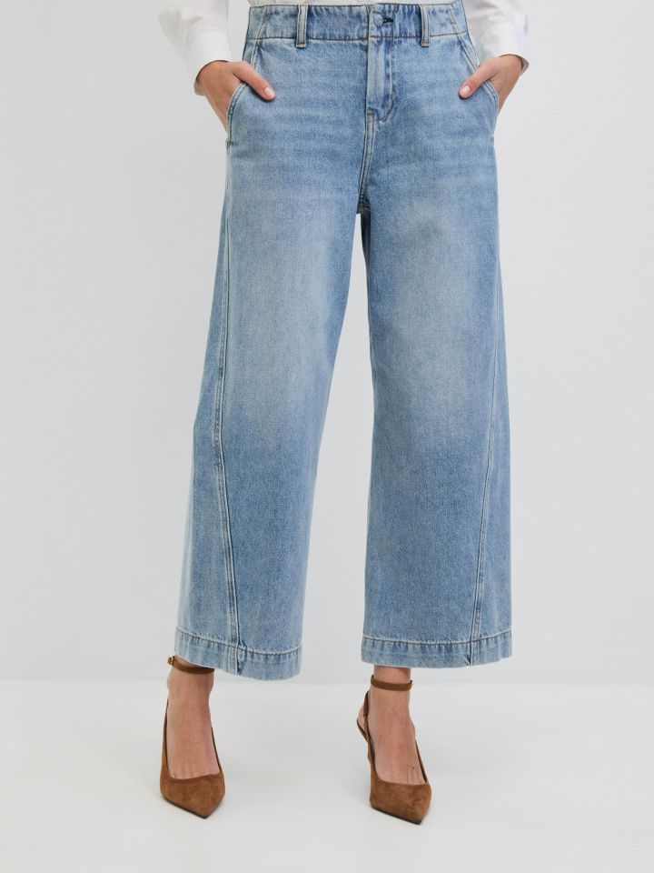 מכנסיים ג’ינס 7/8 מתרחב בצבע ג’ינס בהיר