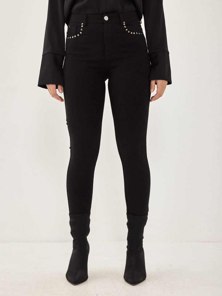 מכנסי מילנו כיסים וניטים בצבע שחור