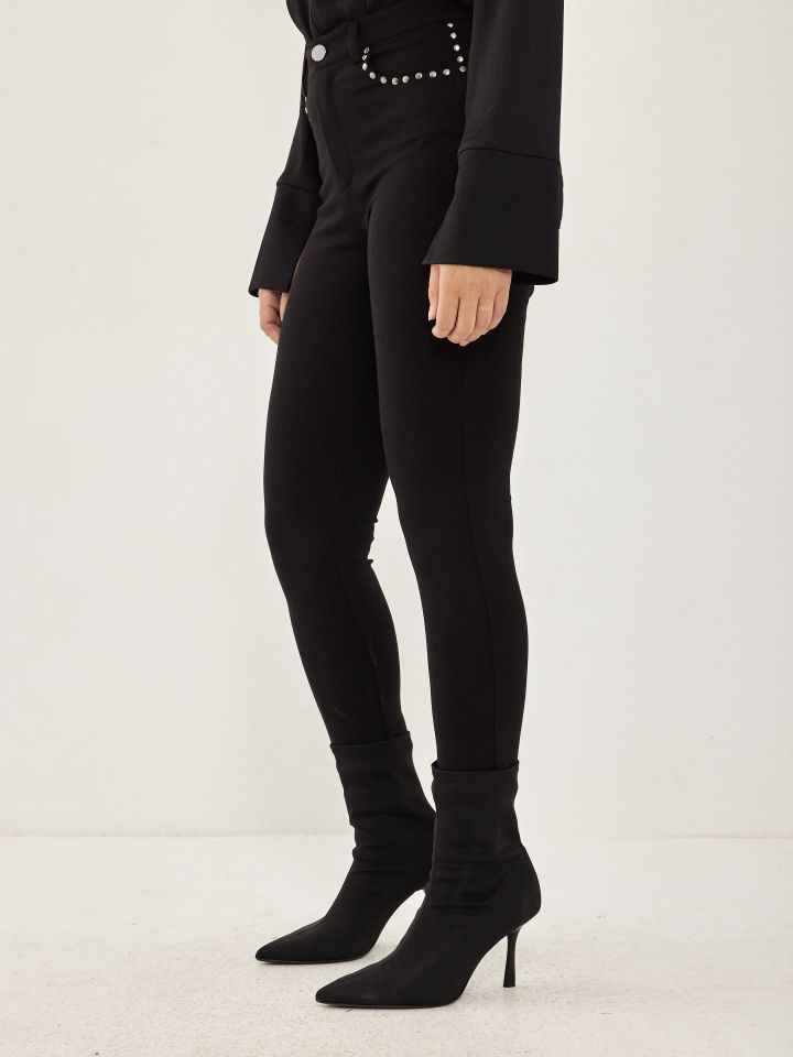 מכנסי מילנו כיסים וניטים בצבע שחור