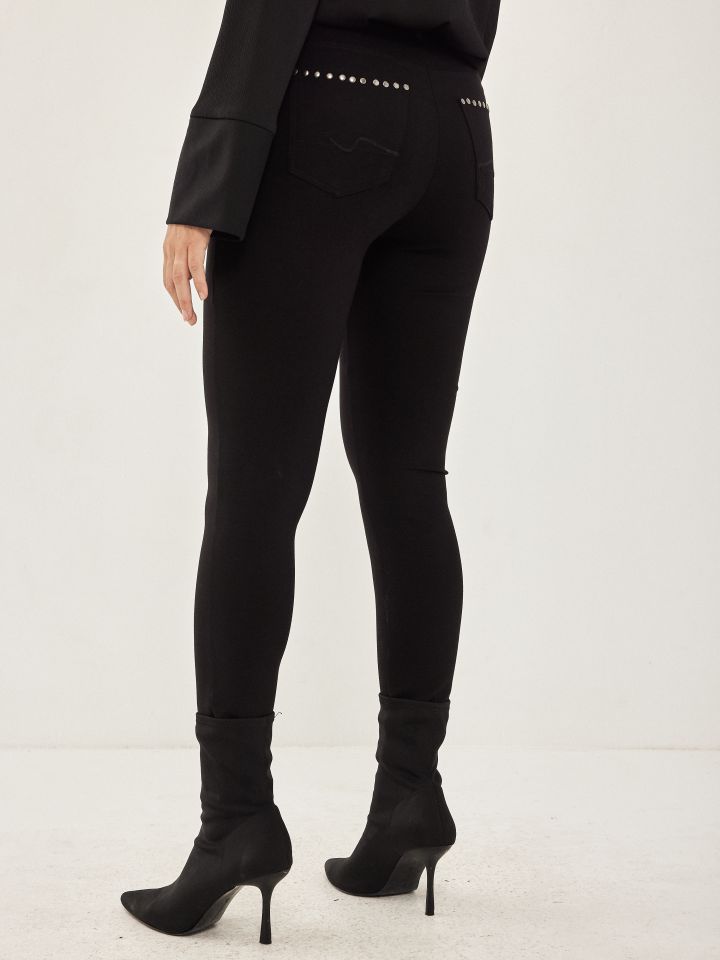 מכנסי מילנו כיסים וניטים בצבע שחור