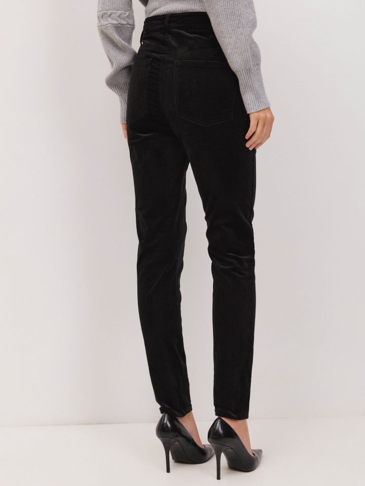 מכנסיים קטיפה סקיני בצבע שחור