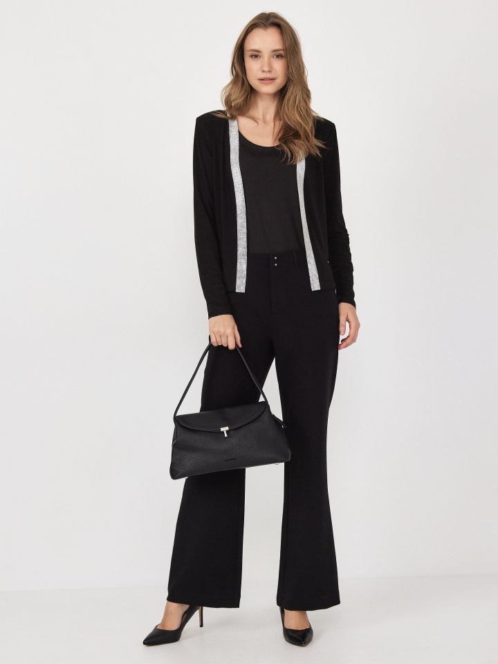 מכנסיים מתרחבים תיפורים במכפלת בצבע שחור