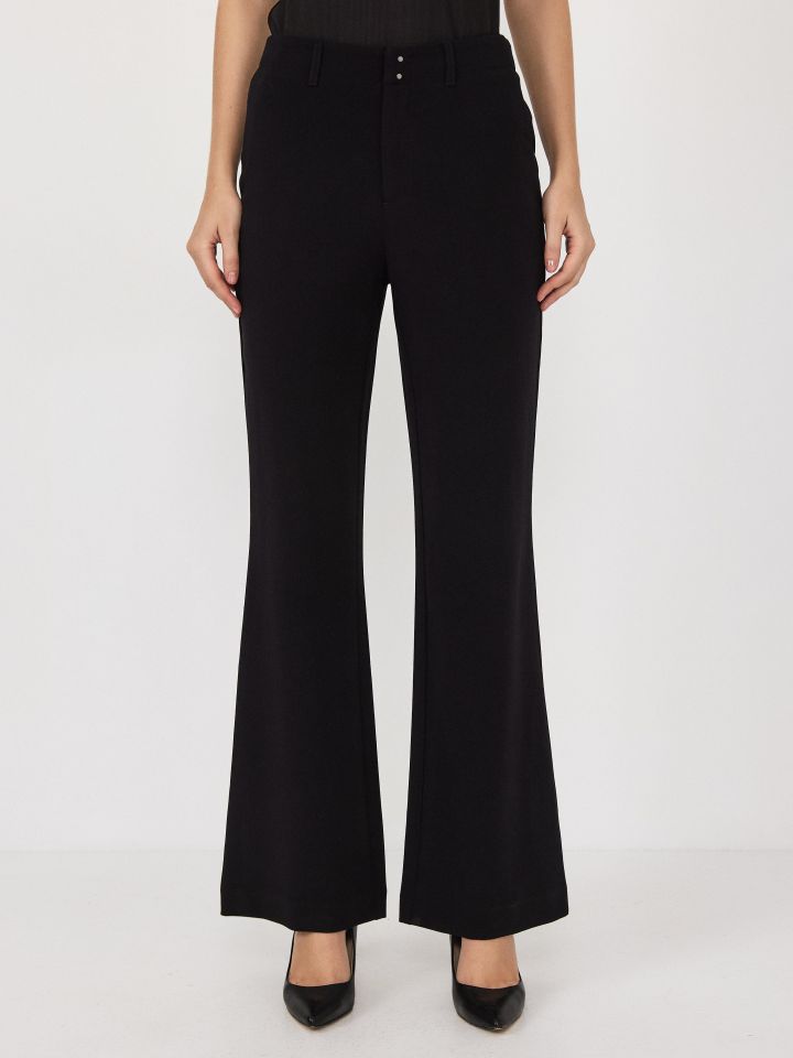 מכנסיים מתרחבים תיפורים במכפלת בצבע שחור