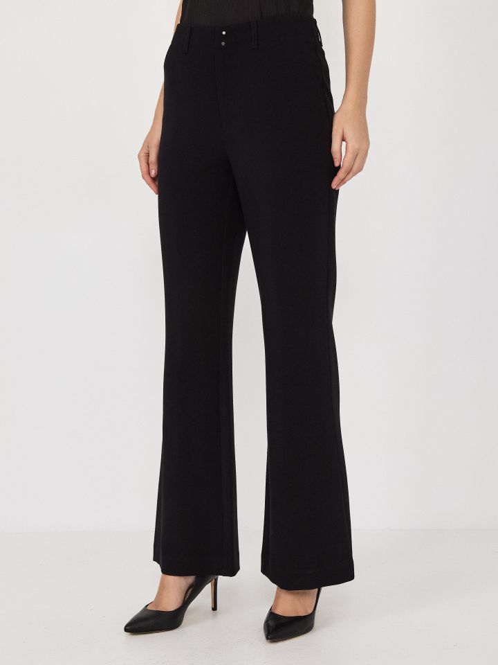 מכנסיים מתרחבים תיפורים במכפלת בצבע שחור