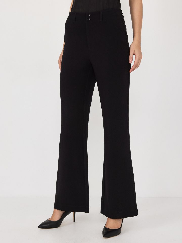 מכנסיים מתרחבים תיפורים במכפלת בצבע שחור