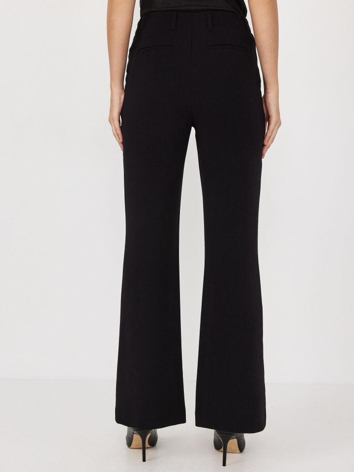 מכנסיים מתרחבים תיפורים במכפלת בצבע שחור