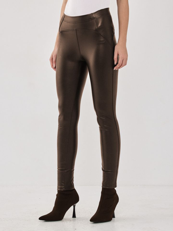 מכנסי טייץ דמוי עור תיפורים בצבע חום