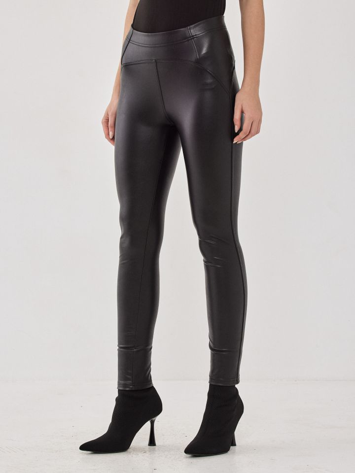 מכנסי טייץ דמוי עור תיפורים בצבע שחור