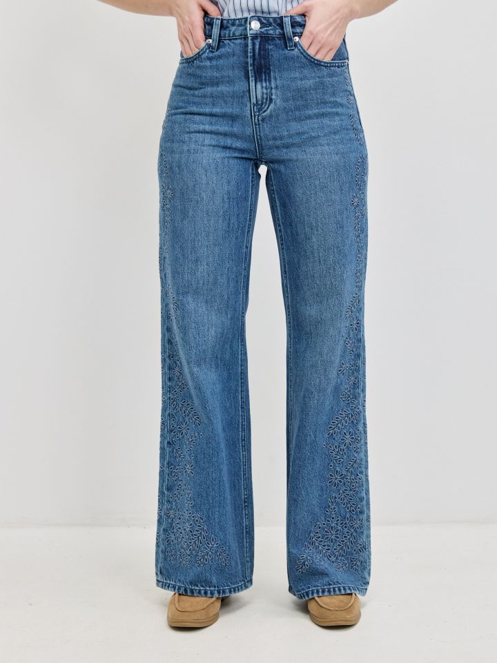 מכנסיים ג’ינס ריקמות בצבע ג’ינס