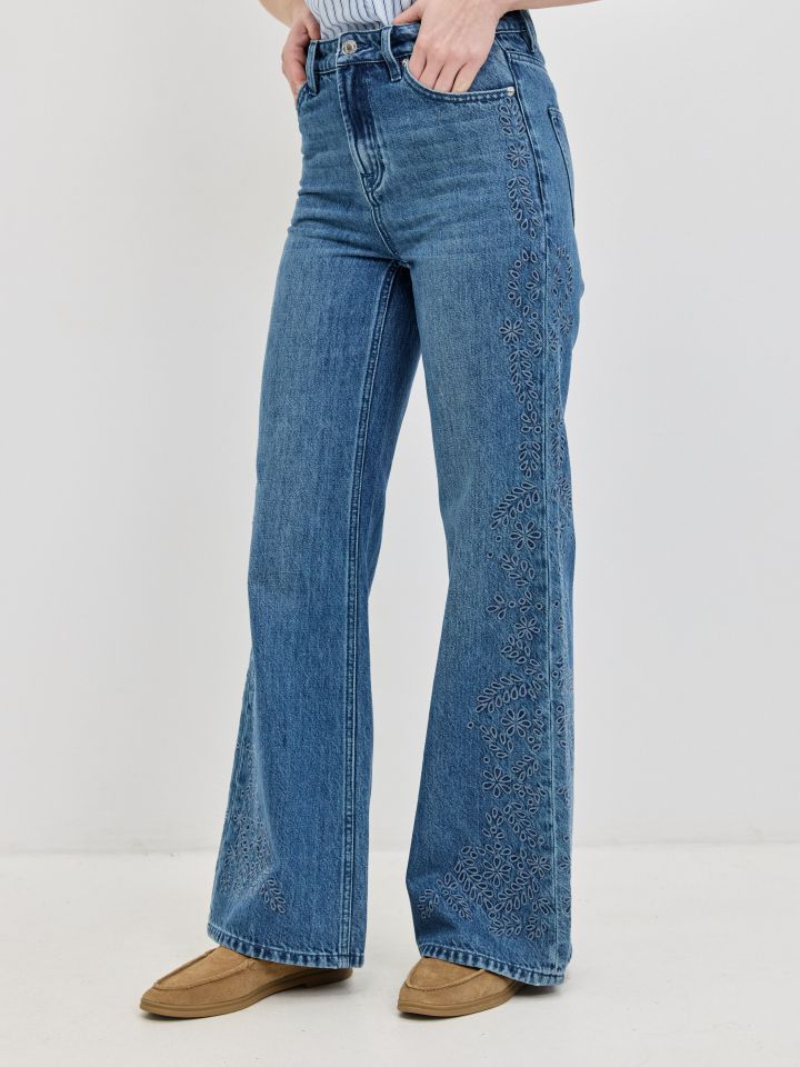 מכנסיים ג’ינס ריקמות בצבע ג’ינס