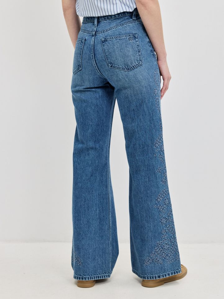 מכנסיים ג’ינס ריקמות בצבע ג’ינס