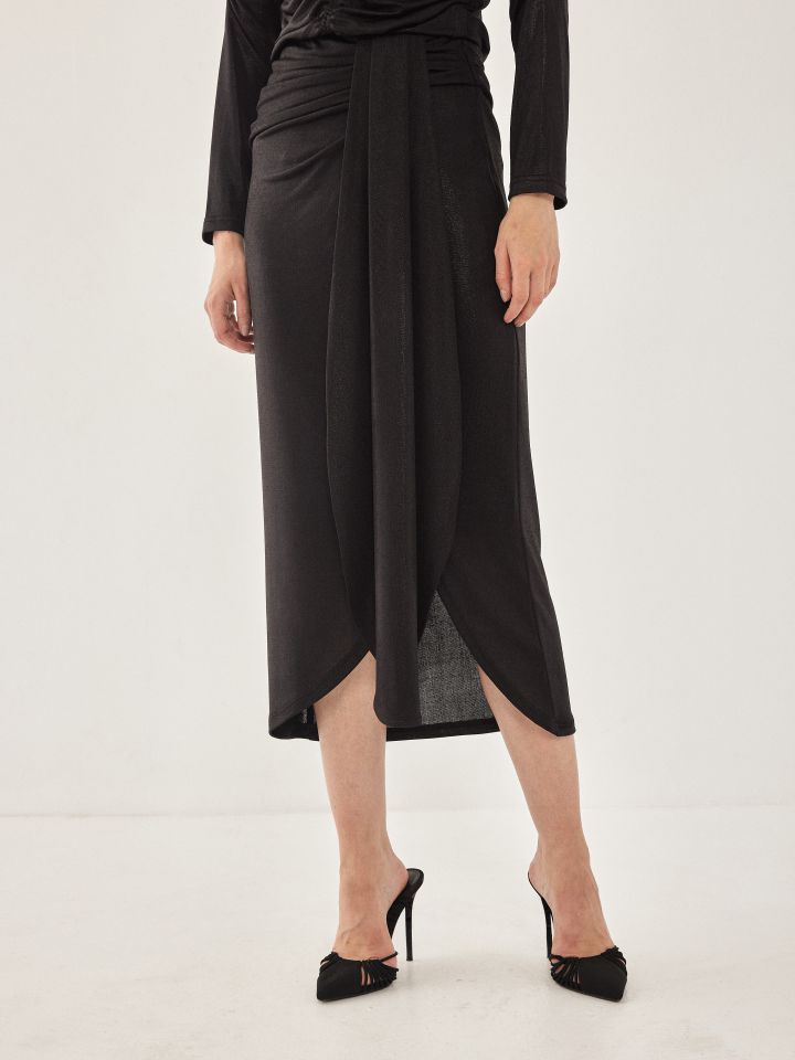 חצאית וולן בצבע שחור