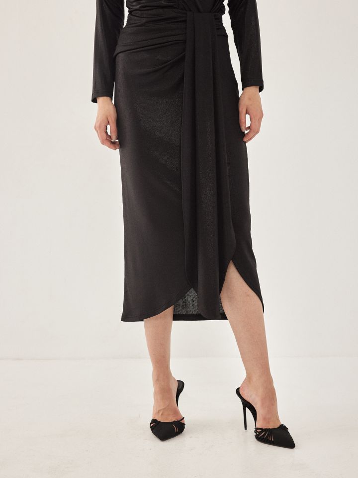 חצאית וולן בצבע שחור