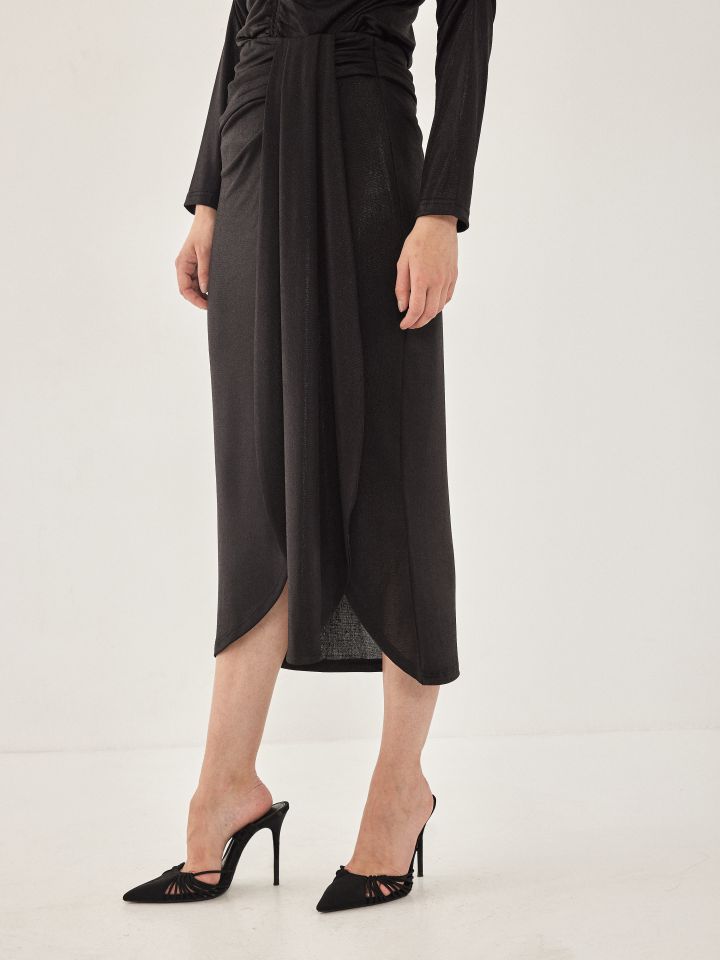 חצאית וולן בצבע שחור