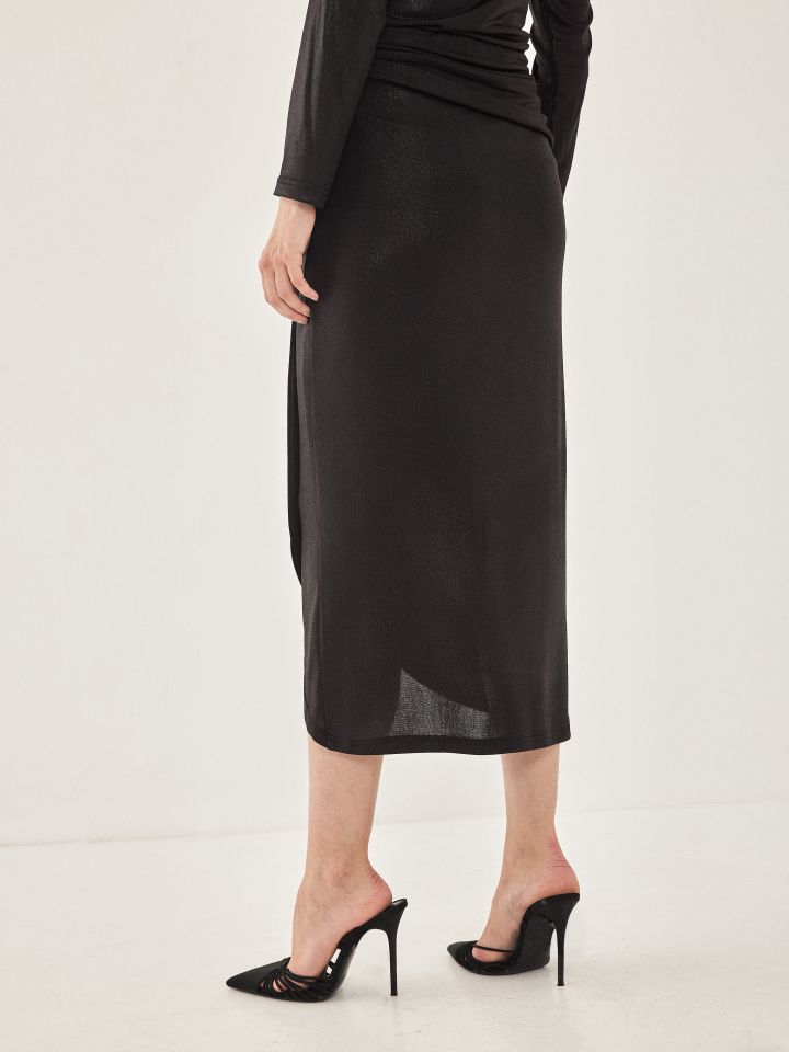 חצאית וולן בצבע שחור