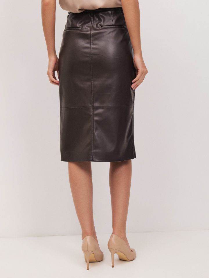 חצאית דמוי עור + כיסים בצבע חום