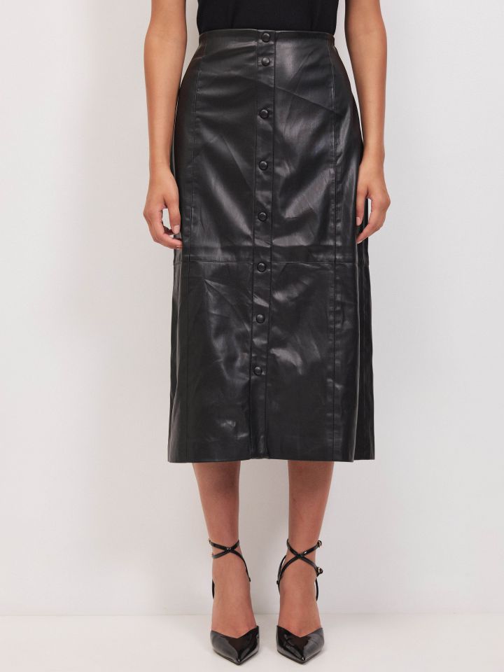חצאית דמוי עור לחצניות בצבע שחור