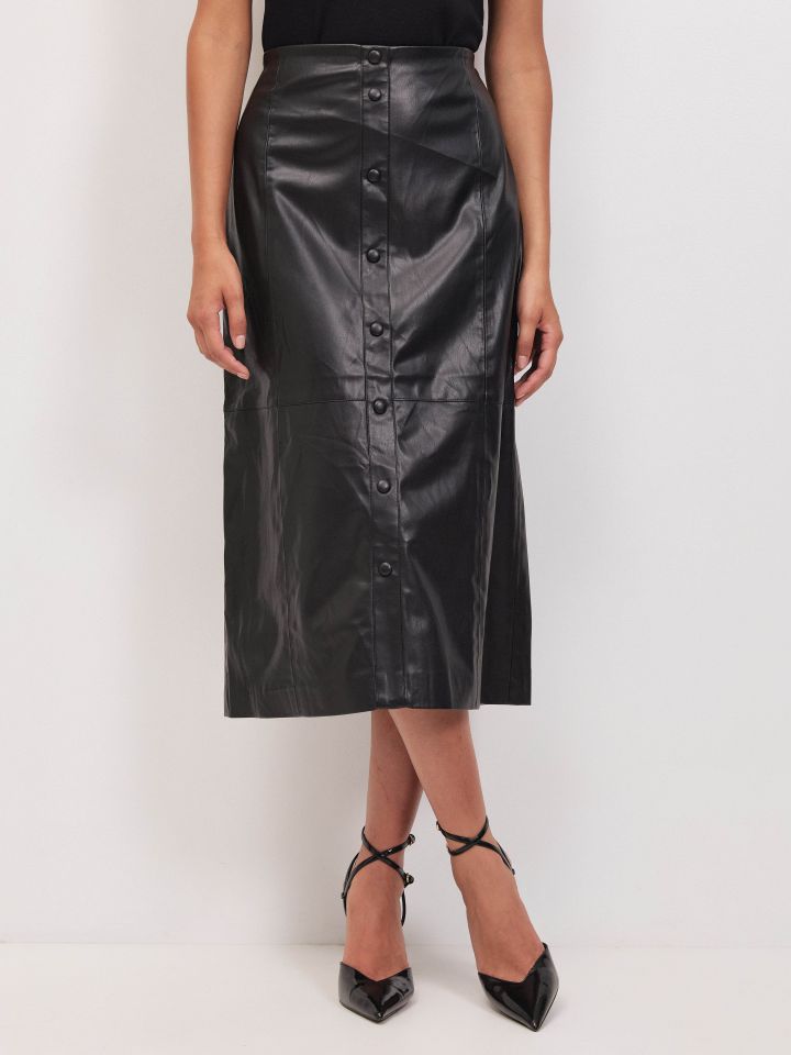 חצאית דמוי עור לחצניות בצבע שחור