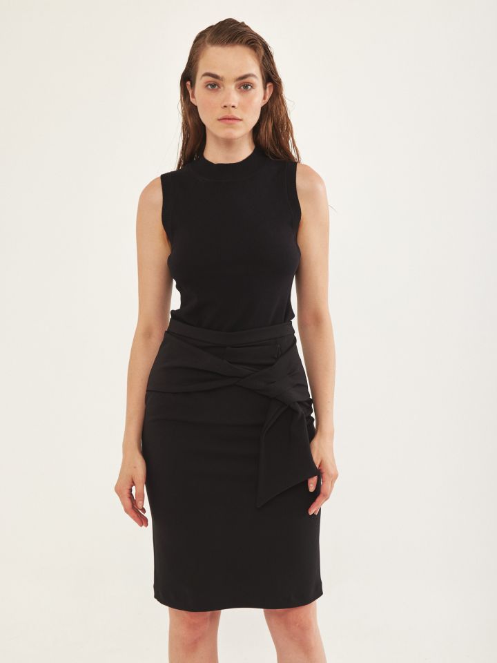 חצאית + פפיון בצבע שחור