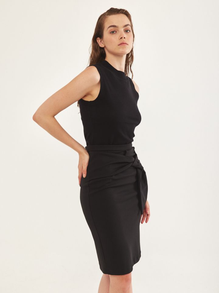 חצאית + פפיון בצבע שחור